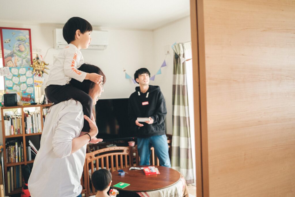 4人家族の日常を写した写真