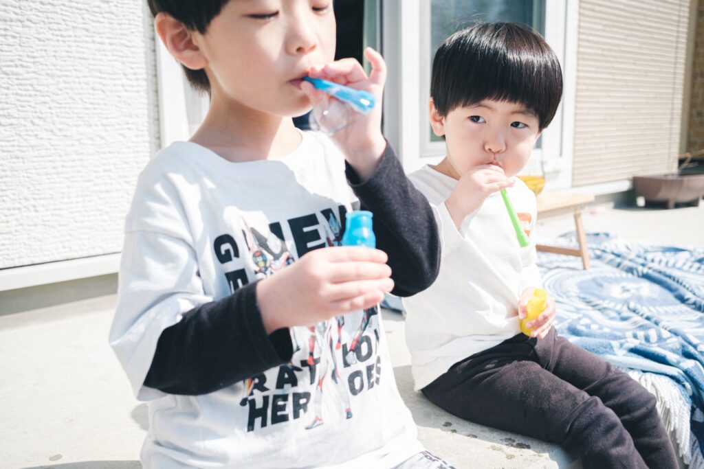 4人家族の日常を写した写真